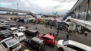 Kendaraan-besar-antre-untuk-masuk-ke-Pelabuhan-Ketapang.jpg
