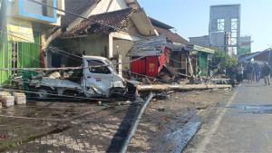 Kendaraan-yang-terlibat-kecelakaan-di-Pasuruan.jpg