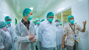 Kepala-BPOM-RI-Taruna-Ikrar-kanan-didampingi-Direktur-WINGS.jpg