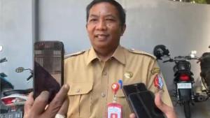 Kepala-Bakesbangpol-Bojonegoro-Mahmudi-saat-menyerahkan-berkas.jpg