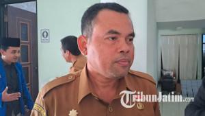 Kepala-DKP2P-Tuban-Eko-Julianto-tanggapi-banjir-yang-merendam-lahan-pertanian-di-Plumpang.jpg