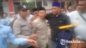 Kepala-Desa-Mundurejo-Edi-Santoso-peci-hitam-saat-baru-keluar-dari-Lapas-Jember.jpg