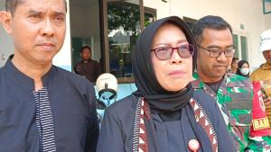 Kepala-Dinkes-Bojonegoro-Ninik-Susmiati-usai-sidak.jpg