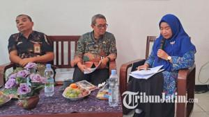 Kepala-Kantor-Pelayanan-Perbendaharaan-Negara-Tuban-Martina-Sri-Mulyani-memberikan-keterangan.jpg