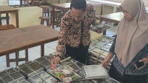 Kepala-SMAN-3-Bangkalan-turun-tangan-mengecek-langsung-kondisi-552-porsi-MBG.jpg