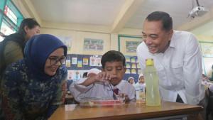 Ketua-Bunda-PAUD-Kota-Surabaya-Rini-Indriyani-mendampingi-Wali-Kota.jpg