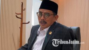 Ketua-DPRD-Jatim-Musyafak-Rouf-menjelaskan-penghapusan-kunjungan-luar-negeri-imbas-efisiensi.jpg