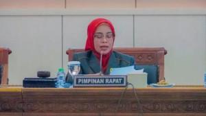 Ketua-DPRD-Lumajang-Oktafiyani-saat-memimpin-rapat-paripurna-di-Gedung-DPRD-Lumajang.jpg