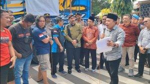 Ketua-DPRD-Trenggalek-Doding-Rahmadi-menemui-sopir-truk-yang-melakukan-unjuk-rasa.jpg