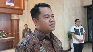 Ketua-KPU-Jatim-Aang-Kunaifi-saat-diwawancara.jpg