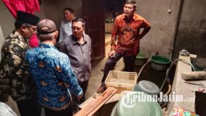 Komisi-III-DPRD-Kabupaten-Kediri-bersama-DLH-meninjau-air-sumur-warga-yang-dikeluhkan-tercemar.jpg