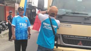 Kompaknya-warga-Desa-Prambontergayang-Tuban-pasang-bendera-merah-putih.jpg