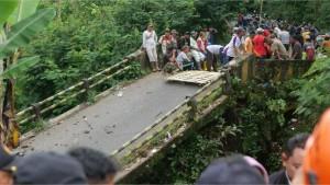 Kondisi-Jembatan-penghubung-SenduroGucialit-di-Desa-Kandangan.jpg