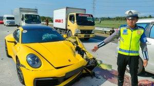 Kondisi-Porsche-usai-menabrak-Honda-Jazz-di-Tol-Kertosono-Caruban.jpg