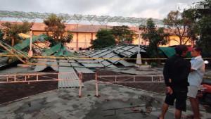 Kondisi-atap-tribun-penonton-Stadion-Gelora-Penataran-di-Kecamatan-Nglegok.jpg