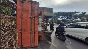 Kondisi-gandengan-truk-tebu-yang-terguling-di-bundaran-SMP-Negeri-5.jpg