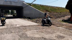 Kondisi-jalan-yang-rusak-di-sekitar-Tol-Probowangi-wilayah-Paiton-Kotaanyar.jpg