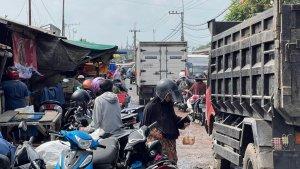 Kondisi-jalanan-di-Pasar-Gadang-yang-padat-antara-kendaraan-dan-manusia-Senin-962025.jpg