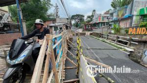 Kondisi-jembatan-darurat-yang-terbuat-dari-bambu-yang-dibangun-hasil-swadaya-warga-malang.jpg