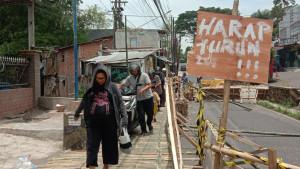 Kondisi-jembatan-darurat-yang-terbuat-dari-bambu-yang-dibangun-hasil-swadaya.jpg