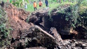 Kondisi-jembatan-yang-menghubungkan-dua-dusun-di-Desa-Patemon.jpg