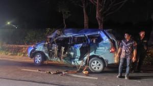 Kondisi-mobil-Avanza-ringsek-usai-bertabrakan-dengan-truk-di-jalur-Pantura-Tuban.jpg