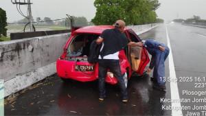 Kondisi-mobil-Honda-Brio-usai-tergelincir-di-ruas-Tol-Jombang-Mojokerto.jpg