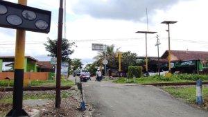 Kondisi-perlintasan-tanpa-palang-pintu-yang-menjadi-lokasi-kecelakaan-dua-pelajar-dan-kereta-api.jpg