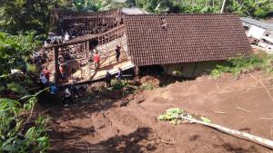 Kondisi-rumah-korban-yang-roboh-terimpa-tanah-longsor.jpg