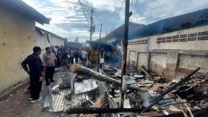 Kondisi-rumah-warga-yang-terbakar-di-Desa-Mangliawan-Kecamatan-Pakis.jpg