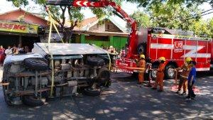 Kondisi-truk-boks-bermuatan-es-batu-kristal-di-tengah-Jalan-Raya-Jagir-Wonokromo.jpg