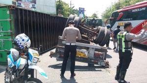 Kondisi-truk-kontainer-bermuatan-kayu-lapis-yang-terguling.jpg