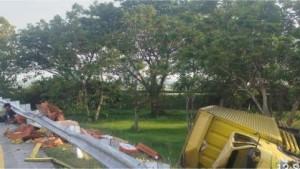 Kondisi-truk-pengangkut-bebek-yang-terlibat-kecelakaan-tunggal-di-Tol-Jombang-Mojokerto.jpg