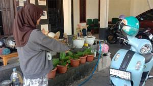 Korban-Zahra-saat-menunjukkan-lokasi-motor-miliknya-yang-hilang-dicuri-pelaku.jpg