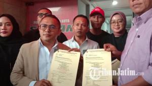 Kuasa-hukum-Yai-Mim-Agustian-Siagian-dan-Fakhruddin-Umasugi-menunjukkan-berkas-dua-laporan-tambahan.jpg