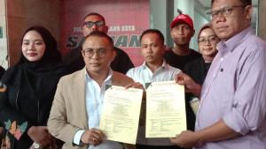 Kuasa-hukum-Yai-Mim-Agustian-Siagian-dan-Fakhruddin-Umasugi-saat-menunjukkan-berkas-dua-laporan.jpg
