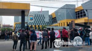 LSM-Perkumpulan-Semesta-Alam-Lestari-menggeruduk-Mapolres-Kediri-untuk-protes.jpg
