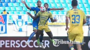 Laga-Arema-FC-vs-Persib-Bandung-berakhir-denganskor-1-2-untuk-kemenangan-Persib-2025.jpg