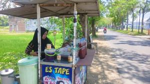 Lapak-Es-Tape-Ketan-milik-Sulastri-yang-berada-di-tepi-Jalan-Raya-Sumobito.jpg