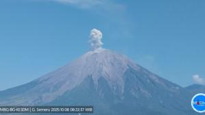 Letusan-asap-membumbung-dari-puncak-Semeru.jpg