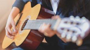 Lirik-Lagu-dan-Chord-Gitar-Gaun-Merah-Sonia-Kini-Gaun-Merah-Ini-Hanya-Menjadi-Saksi-Bisu.jpg