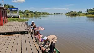 Lokasi-dimana-ibu-hamil-sering-melahirkan-di-perahu.jpg