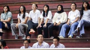 Louisa-Antoinette-dua-dari-kanan-bersama-pelatih-dan-rekan-rekan-tim-basket-POPNAS-2025.jpg