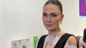 Luna-Maya-andalkan-kartu-kredit.jpg