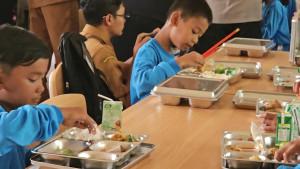 Makan-siang-di-Sekolah-Rakyat-Terintegrasi-50-Kabupaten-Trenggalek-Jalan-Kapiten-Pattimura.jpg