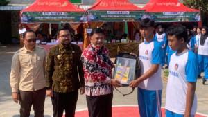 Marhaen-Djumadi-menghadiri-Sekolah-Peduli-Inflasi-Teras-Pangan-B2SA-Goes-to-School-di-SMPN-3-nganjuk.jpg