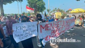 Massa-PMII-Cabang-Tuban-dan-PKL-menggelar-aksi-unjuk-rasa-di-depan-Kantor-pemkab-Tuban.jpg