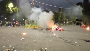 Massa-membakar-tenda-dan-melempar-bom-molotov-di-depan-Mapolres-Jember.jpg