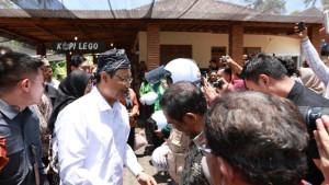Mensos-Gus-Ipul-menyerahkan-helm-dan-jaket-kepada-ojek-Banyuwangi.jpg