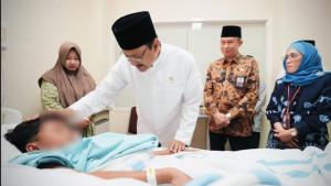 Menteri-Sosial-Saifullah-Yusuf-saat-menjenguk-Haikal.jpg